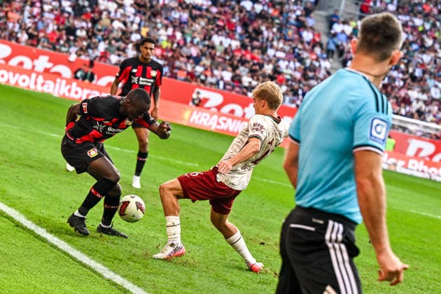 12.09.2026, GER, Fußball, Herren, 1. Bundesliga, FC Augsburg vs Bayer 04 Leverkusen Moussa Diaby (Leverkusen, 19), Hennes Behrens (FC Augsburg, 16) Augsburg WWK-Arena Bayern Deutschland *** September 12, 2026, GER, Soccer, Men s, 1. Bundesliga, FC Augsburg vs. Bayer 04 Leverkusen Moussa Diaby (Leverkusen), 19, Hennes Behrens (FC Augsburg), 16, Augsburg WWK Arena, Bavaria, Germany Copyright: xNordphotox xHafnerx