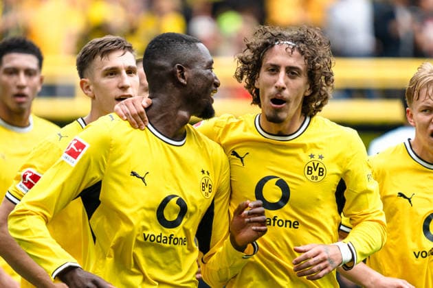 Deutschland: Bundesliga 2026 2027 3. Spieltag, Borussia Dortmund vs. SC Paderborn 07 , Samstag, 12.09.2026 Signal Iduna Park, Nordrhein-Westfalen Jubel Freude Emotionen Torjubel über Tor welches im Nachhinein von Harm Osmers (Schiedsrichter) zurück genommen wurde Fabio Silva (Borussia Dortmund, 21) Abseitstor *** Germany Bundesliga 2026–2027, Matchday 3, Borussia Dortmund vs. SC Paderborn 07, Saturday, September 12, 2026, Signal Iduna Park, North Rhine-Westphalia—Cheers, joy, excitement, goal celebrations over a goal that was later disallowed by referee Harm Osmers; Fabio Silva, Borussia Dortmund, 21, offside goal Copyright: xCelinaxLeiersx