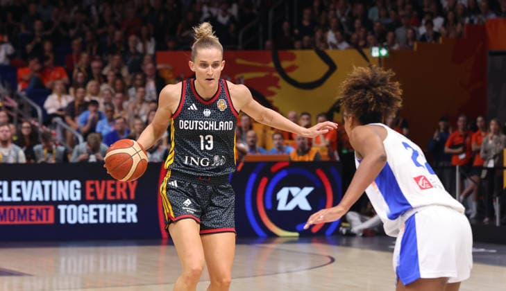 Leonie Fiebich with the ball, Marieme Badiane in a one-on-one battle; game scene; action; sports; basketball; FIBA World Cup; Women s World Championship; World Cup semifinals; 2026–2027 season; December 9, 2026; France (FRA) vs. DBB Germany (GER)