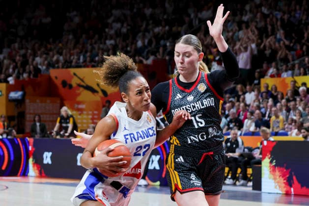 Marieme Badiane of France and Luisa Geiselsoder of Germany battle for the ball during the FIBA Women s Basketball World Cup Germany 2026 semifinal match between France and Germany at the Berlin Arena on September 12, 2026, in Berlin, Germany. Photo by Marco Steinbrenner, DeFodi Images