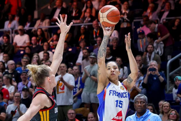 Leonie Fiebich of Germany and Gabby Williams of France battle for the ball during the FIBA Women s Basketball World Cup Germany 2026 semifinal match between France and Germany at the Berlin Arena on September 12, 2026, in Berlin, Germany. Photo by Marco Steinbrenner, DeFodi Images