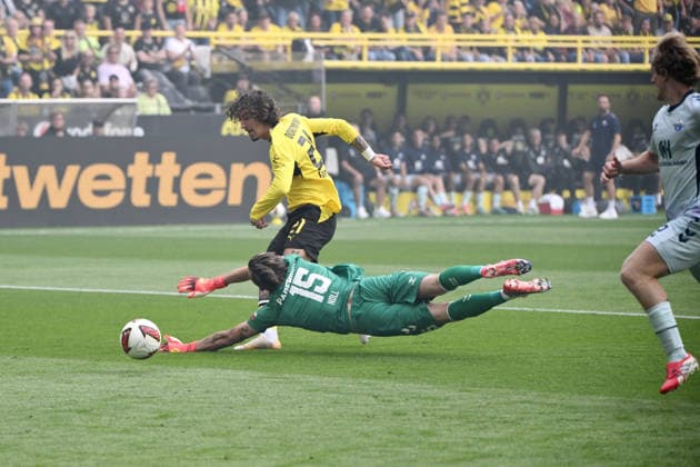 Fabio Silva (Borussia Dortmund), Fabio Silva erzielt gegen Torwart Nahuel Noll (SC Paderborn) das Tor zum 1:0 12.09.2026, Fussball 1. Bundesliga, Saison 2026 2027, 3. Spieltag, Borussia Dortmund - SC Paderborn 07 DFL regulations prohibit any use of photographs as image sequences and or quasi-video Dortmund Signal Iduna Park Nordrhein Westfalen Deutschland *** Fabio Silva, Borussia Dortmund; Fabio Silva scores against goalkeeper Nahuel Noll of SC Paderborn, making the score 1–0 on September 12, 2026; Soccer, 1. Bundesliga, 2026–2027 season; Matchday 3, Borussia Dortmund vs. SC Paderborn 07. DFL regulations prohibit any use of photographs as image sequences and or quasi-video. Dortmund, Signal Iduna Park, North Rhine-Westphalia, Germany Team2