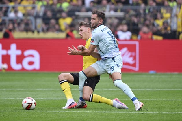 Nico Schlotterbeck (Borussia Dortmund), li., gegen Marvin Pieringer (SC Paderborn) 12.09.2026, Fussball 1. Bundesliga, Saison 2026 2027, 3. Spieltag, Borussia Dortmund - SC Paderborn 07 DFL regulations prohibit any use of photographs as image sequences and or quasi-video Dortmund Signal Iduna Park Nordrhein Westfalen Deutschland *** Nico Schlotterbeck (Borussia Dortmund, left) vs. Marvin Pieringer (SC Paderborn), September 12, 2026, Soccer, Bundesliga 1, 2026–2027 season, Matchday 3, Borussia Dortmund vs. SC Paderborn 07. DFL regulations prohibit any use of photographs as image sequences and or quasi-video. Dortmund, Signal Iduna Park, North Rhine-Westphalia, Germany Team2