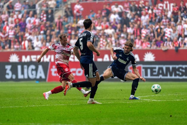 Eric Hottmann of Fortuna Düsseldorf, 09, scores the goal to make it 2–1; Tobias Fleckstein of MSV Duisburg, 05 and 29msv, arrive too late. Fortuna Düsseldorf vs. MSV Duisburg, Soccer, 3rd Division, Matchday 05, 2026–27 Season, December 9, 2026, DFL regulations prohibit any use of photographs as image sequences and or quasi-video. Fortuna Düsseldorf vs. MSV Duisburg, soccer, 3rd Division, Matchday 5, 2026–27 season, September 12, 2026, Düsseldorf Copyright: xEibner-Pressefoto LukasxBaldygax EP_LBA