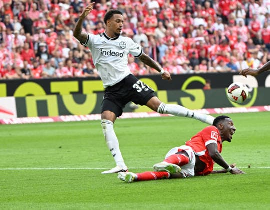 Fussball-Bundesliga - Saison 2026 2027 Mewa-Arena Mainz - 12.09.2026 1. FSV Mainz 05 (mz) - Eintracht Frankfurt (f) Sheraldo BECKER (1. FSV Mainz 05) nach Foul am Boden, li: Jeremiaha MALUZE (Eintracht Frankfurt) DFL REGULATIONS PROHIBIT ANY USE OF PHOTOGRAPHS AS IMAGE SEQUENCES AND OR QUASI VIDEO EDITORIAL USE ONLY NATIONAL AND INTERNATIONAL NEWS AGENCIES OUT Fussball-Bundesliga - 1. FSV Mainz 05 *** Soccer Bundesliga 2026–2027 Season, Mewa Arena, Mainz, September 12, 2026. 1. FSV Mainz 05 vs. Eintracht Frankfurt. Sheraldo BECKER. 1. FSV Mainz 05 player on the ground after a foul, li Jeremiaha MALUZE, Eintracht Frankfurt. DFL regulations prohibit any use of photographs as image sequences and or quasi-video; editorial use only by national and international news agencies. Out. German Bundesliga. 1. FSV Mainz 05
