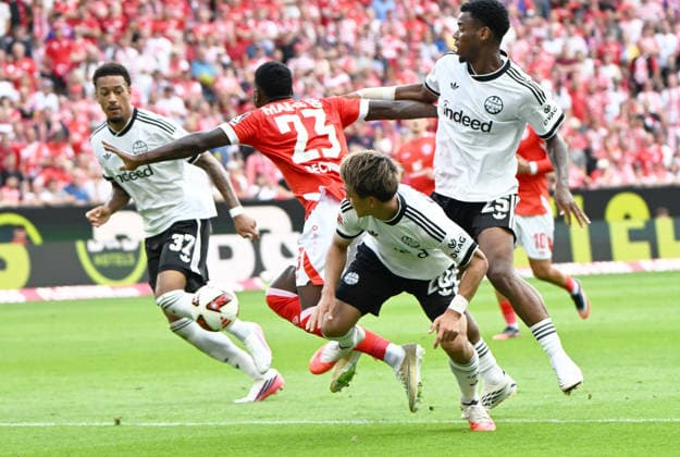 Fussball-Bundesliga - Saison 2026 2027 Mewa-Arena Mainz - 12.09.2026 1. FSV Mainz 05 (mz) - Eintracht Frankfurt (f) Sheraldo BECKER (1. FSV Mainz 05), Nr. 23, wird von Raphael ONYEDIKA (Eintracht Frankfurt) gefoult, nach VAR 11-Meter DFL REGULATIONS PROHIBIT ANY USE OF PHOTOGRAPHS AS IMAGE SEQUENCES AND OR QUASI VIDEO EDITORIAL USE ONLY NATIONAL AND INTERNATIONAL NEWS AGENCIES OUT Fussball-Bundesliga - 1. FSV Mainz 05 *** German Bundesliga 2026–2027 Season, Mewa Arena, Mainz, September 12, 2026: 1 FSV Mainz 05 vs. Eintracht Frankfurt; Sheraldo BECKER (1, FSV Mainz 05), No. 23, is fouled by Raphael ONYEDIKA of Eintracht Frankfurt, resulting in a penalty kick following a VAR review. DFL REGULATIONS PROHIBIT ANY USE OF PHOTOGRAPHS AS IMAGE SEQUENCES AND OR QUASI-VIDEO; EDITORIAL USE ONLY; NATIONAL AND INTERNATIONAL NEWS AGENCIES EXCLUDED. German Bundesliga: 1. FSV Mainz 05