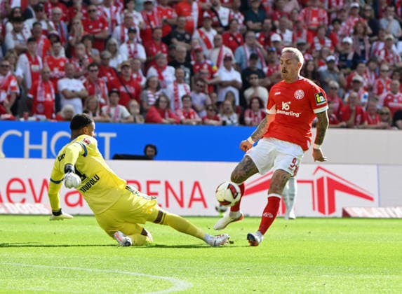 Fussball-Bundesliga - Saison 2026 2027 Mewa-Arena Mainz - 12.09.2026 1. FSV Mainz 05 (mz) - Eintracht Frankfurt (f) Torwart Noah ATUBOLU (Eintracht Frankfurt),li, klärt vor Phillip TIETZ (1. FSV Mainz 05) DFL REGULATIONS PROHIBIT ANY USE OF PHOTOGRAPHS AS IMAGE SEQUENCES AND OR QUASI VIDEO EDITORIAL USE ONLY NATIONAL AND INTERNATIONAL NEWS AGENCIES OUT Fussball-Bundesliga - 1. FSV Mainz 05 *** German Bundesliga 2026–2027 Season, Mewa Arena, Mainz, September 12, 2026, 1 FSV Mainz 05 vs. Eintracht Frankfurt. Goalkeeper Noah ATUBOLU of Eintracht Frankfurt (left), clears the ball past Phillip TIETZ 1 FSV Mainz 05 DFL REGULATIONS PROHIBIT ANY USE OF PHOTOGRAPHS AS IMAGE SEQUENCES AND OR QUASI-VIDEO; EDITORIAL USE ONLY; NATIONAL AND INTERNATIONAL NEWS AGENCIES OUT German Bundesliga 1 FSV Mainz 05