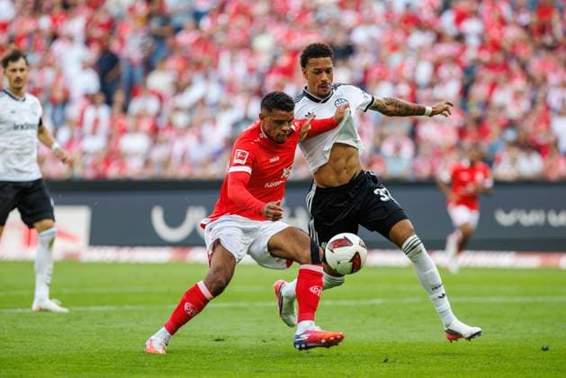 Ransford Koenigsdoerfer (FSV Mainz 05) im Zweikampf mit Jeremiaha Maluze (Eintracht Frankfurt), Aktion Action FSV Mainz 05 vs Eintracht Frankfurt, Fussball, Bundesliga, 03. Spieltag, Saison 2026 2027, 12.09.2026 FSV Mainz 05 vs Eintracht Frankfurt, Fussball, Bundesliga, 03. Spieltag, Saison 2026 2027, 12.09.2026 *** Ransford Koenigsdoerfer (FSV Mainz 05) in a tackle with Jeremiaha Maluze (Eintracht Frankfurt), Action: FSV Mainz 05 vs. Eintracht Frankfurt, Soccer, Bundesliga, Matchday 3, 2026–2027 Season, September 12, 2026, FSV Mainz 05 vs. Eintracht Frankfurt, Soccer, Bundesliga, Matchday 3, 2026–2027 Season, September 12, 2026 Copyright: xEibnerxPressefotox EP_ANS
