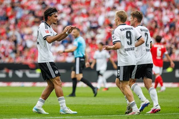Jonathan Burkardt (Eintracht Frankfurt) bejubelt den Treffer zum 0:2 mit Can Uzun (Eintracht Frankfurt) und Elias Baum (Eintracht Frankfurt), Torjubel, Jubel, Freude, Emotionen FSV Mainz 05 vs Eintracht Frankfurt, Fussball, Bundesliga, 03. Spieltag, Saison 2026 2027, 12.09.2026 FSV Mainz 05 vs Eintracht Frankfurt, Fussball, Bundesliga, 03. Spieltag, Saison 2026 2027, 12.09.2026 *** Jonathan Burkardt (Eintracht Frankfurt) celebrates the goal that makes it 0–2 with Can Uzun (Eintracht Frankfurt) and Elias Baum (Eintracht Frankfurt); goal celebration, celebration, joy, emotions, FSV Mainz 05 vs. Eintracht Frankfurt, soccer, Bundesliga, Matchday 3, 2026–2027 season, September 12, 2026, FSV Mainz 05 vs. Eintracht Frankfurt, soccer, Bundesliga, Matchday 3, 2026–2027 season, September 12, 2026 Copyright: xEibnerxPressefotox EP_ANS