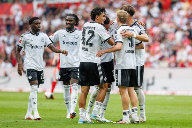 Jonathan Burkardt (Eintracht Frankfurt) bejubelt den Treffer zum 0:2 mit Can Uzun (Eintracht Frankfurt), Robin Koch (Eintracht Frankfurt), Jeremiaha Maluze (Eintracht Frankfurt), Lilian Brassier (Eintracht Frankfurt) und Noel Aseko (Eintracht Frankfurt), Torjubel, Jubel, Freude, Emotionen FSV Mainz 05 vs Eintracht Frankfurt, Fussball, Bundesliga, 03. Spieltag, Saison 2026 2027, 12.09.2026 FSV Mainz 05 vs Eintracht Frankfurt, Fussball, Bundesliga, 03. Spieltag, Saison 2026 2027, 12.09.2026 *** Jonathan Burkardt of Eintracht Frankfurt celebrates the 0-2 goal with Can Uzun of Eintracht Frankfurt, Robin Koch of Eintracht Frankfurt, Jeremiaha Maluze of Eintracht Frankfurt, Lilian Brassier of Eintracht Frankfurt, and Noel Aseko of Eintracht Frankfurt; goal celebration, celebration, joy, emotions; FSV Mainz 05 vs. Eintracht Frankfurt, soccer, Bundesliga, Matchday 3, 2026–2027 season, September 12, 2026 FSV Mainz 05 vs. Eintracht Frankfurt, soccer, Bundesliga, Matchday 3, 2026–2027 season, September 12, 2026 Copyright: xEibnerxPressefotox EP_ANS