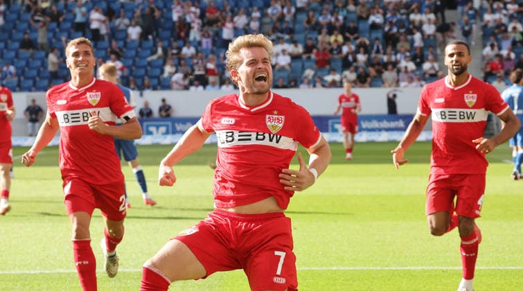 Sinsheim , Fußball Bundesliga TSG 1899 Hoffenheim vs. VfB Stuttgart , Jubel Maximilian Mittelstädt ( VfB ) nach seinem Tor zum 1 : 1 *** Sinsheim, Bundesliga soccer: TSG 1899 Hoffenheim vs. VfB Stuttgart; Maximilian Mittelstädt of VfB celebrates after scoring the goal that tied the game at 1-1