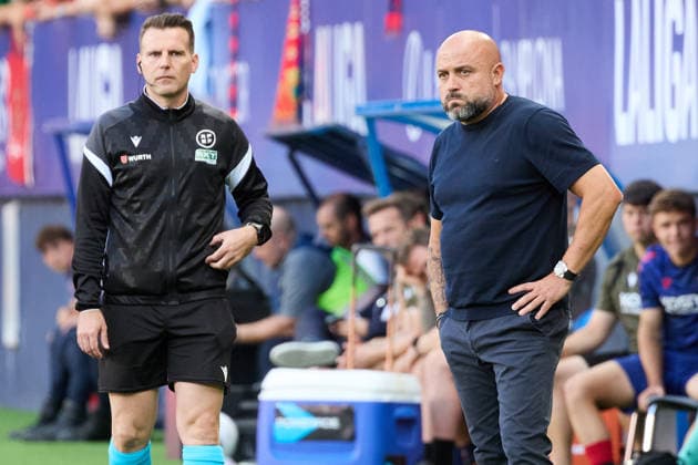 LaLiga EA Sports 2026–27: CA Osasuna vs. RCD Espanyol. Sergio Escriche (Fourth Official, Left) and Manolo Gonzalez (Coach, ESP R) during the LaLiga EA Sports match between CA Osasuna and RCD Espanyol played at El Sadar in Pamplona. Credit: Inigo Alzugaray, Agencia LOF, Pamplona. LaLaLiga EA Sports 2026–27 CA Osasuna vs. RCD Espanyol Copyright: xCredit:xInigoxAlzugarayx xAgencix