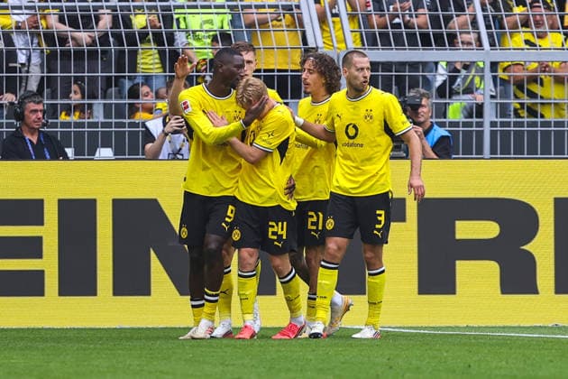 2026.09.12, xkwix, Fußball, Bundesliga, Borussia Dortmund - SC Paderborn 07, Signal Iduna Park, 3.Spieltag, Saison 2026 2027: Jubel der Mannschaft mit dem Torschuetzen Daniel Svensson (Borussia Dortmund 24) nach zurueckgenommenem Tor vom VAR DFB regulations prohibit any use of photographs as image sequences and or quasi-video. Photo: xKamilxWilkowskixPressefotoKochx Nordrhein-Westfalen Deutschland *** September 12, 2026, xkwix, Soccer, Bundesliga, Borussia Dortmund vs. SC Paderborn 07, Signal Iduna Park, Matchday 3, 2026–2027 season: The team celebrates with goal scorer Daniel Svensson (Borussia Dortmund 24) after a goal was disallowed by VAR. DFB regulations prohibit any use of photographs as image sequences and or quasi-video. Photo: xKamilxWilkowskixPressefotoKochx, North Rhine-Westphalia, Germany