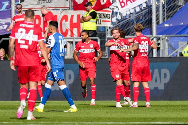 v.li.: Josha Vagnoman (VfB, 4), Torschütze Maximilian Mittelstädt (VfB, 7), Finn Jeltsch (VfB, 29), Spieler vom VfB Stuttgart, jubeln über das Tor zum 1:1, Jubel, Torjubel, Torerfolg, celebrate the goal, goal, celebration, jubelt ueber das Tor, Freuen, Freude, freut sich, optimistisch, positiv, Spielszene, Highlight, Action, Aktion, 12.09.2026, Sinsheim (Deutschland), Fussball, Bundesliga, TSG 1899 Hoffenheim - VfB Stuttgart, DFB DFL REGULATIONS PROHIBIT ANY USE OF PHOTOGRAPHS AS IMAGE SEQUENCES AND OR QUASI-VIDEO. *** From left: Josha Vagnoman (VfB), 4; goal scorer Maximilian Mittelstädt (VfB), 7; Finn Jeltsch (VfB), 29; VfB Stuttgart players celebrating the goal that tied the game at 1-1, Celebration, goal celebration, goal scored, celebrating the goal, goal, celebration, celebrating the goal, joy, happiness, happy, optimistic, positive, game scene, highlight, action, 12 09 2026, Sinsheim, Germany, soccer, Bundesliga, TSG 1899 Hoffenheim vs. VfB Stuttgart, DFB and DFL regulations prohibit any use of photographs as image sequences and or quasi-video xozx