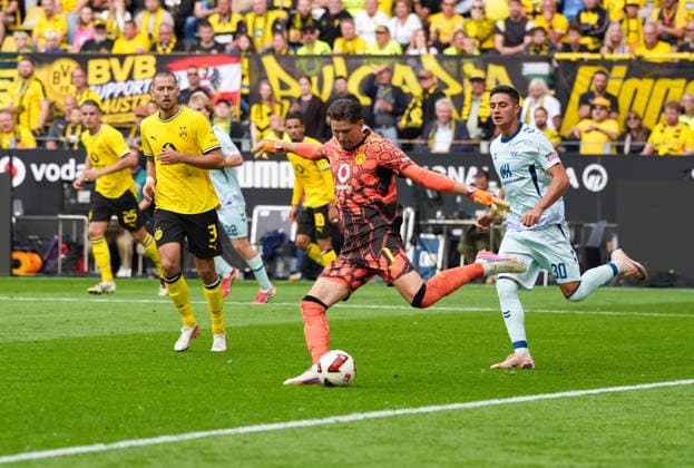 Gregor Kobel (Borussia Dortmund, 1) klaert den Ball vor Stefano Marino (SC Paderborn 07, 30). GER, Borussia Dortmund vs SC Paderborn 07, 1. Bundesliga, 3. Spieltag, Saison 2026-27, Signal Iduna Park, Dortmund, 12.09.2026 DFL REGULATIONS PROHIBIT ANY USE OF PHOTOGRAPHS AS IMAGE SEQUENCES AND OR QUASI-VIDEO GER, Borussia Dortmund vs SC Paderborn 07, 1. Bundesliga, 3. Spieltag, Saison 2026-27, 12.09.2026 Dortmund *** Gregor Kobel of Borussia Dortmund, 1, clears the ball in front of Stefano Marino of SC Paderborn 07, 30 GER, Borussia Dortmund vs. SC Paderborn 07, 1 Bundesliga, Matchday 3, 2026–27 season, Signal Iduna Park, Dortmund, September 12, 2026. DFL regulations prohibit any use of photographs as image sequences and or quasi-video. GER, Borussia Dortmund vs. SC Paderborn 07, Bundesliga 1, Matchday 3, 2026–27 season, September 12, 2026, Dortmund Copyright: xEibner-Pressefoto ScottxColemanx EP_SCN