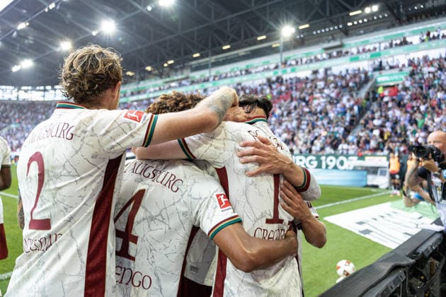 Deutschland: FC Augsburg vs Bayer 04 Leverkusen, 1. Bundesliga, Saison 2026 27, WWK Arena (Augsburg): Jubel FC Augsburg nach Michael Gregoritsch, (FC Augsburg, 11) zweitem Tor, Portraitfoto, Portrait, Einzelaufnahme, Porträt Augsburg WWK Arena Bayern Deutschland *** Germany: FC Augsburg vs. Bayer 04 Leverkusen, Bundesliga 1, 2026–27 season, WWK Arena Augsburg: FC Augsburg celebrates after Michael Gregoritsch (FC Augsburg, No. 11) scores his second goal; portrait photo, portrait, individual shot, portrait of Augsburg at the WWK Arena in Bavaria, Germany Copyright: xBenedictxChristx