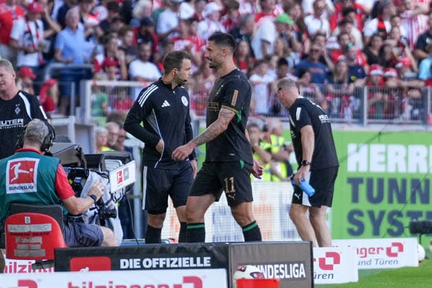Tim Kleindienst (Borussia Mönchengladbach, 11) bekommt die Gelb-Rote Karte , Deutschland, Fussball, 1. Bundesliga, 3.Spieltag, 2026 2027, SC Freiburg vs. Borussia Mönchengladbach, 12.09.2026, Europa-Park Stadion, Freiburg Freiburg Europa-Park Stadion Baden-Württemberg Deutschland *** Tim Kleindienst of Borussia Mönchengladbach, No. 11, receives a yellow-red card, Germany, Soccer, Bundesliga 1, Matchday 3, 2026–2027, SC Freiburg vs. Borussia Mönchengladbach, September 12, 2026, Europa-Park Stadium, Freiburg, Freiburg, Europa-Park Stadium, Baden-Württemberg, Germany Copyright: xArnexAmbergx