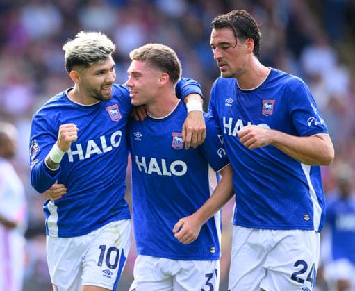 Crystal Palace v Ipswich Town Premier League Leif Davis of Ipswich Town (centre) celebrates scoring his first goal and the team™s second against Crystal Palace during the Premier League match at Selhurst Park, London 12 09 2026 UK Newspapers OUT Copyright: xGraemexWilcocksonx FIL-23935-0055