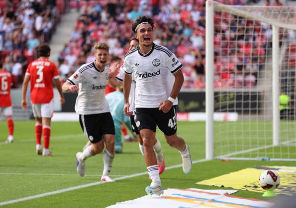 12.09.2026, Fussball Bundesliga, 1. FSV Mainz 05 - Eintracht Frankfurt, v.l., Torjubel zum 0:3 durch Can Uzun (Eintracht Frankfurt), Goal celebration, celebrate the goal DFL DFB REGULATIONS PROHIBIT ANY USE OF PHOTOGRAPHS AS IMAGE SEQUENCES AND OR QUASI-VIDEO. xdcx *** September 12, 2026, Bundesliga, 1 FSV Mainz 05 vs. Eintracht Frankfurt, from left, goal celebration after Can Uzun’s goal to make it 0–3 for Eintracht Frankfurt, goal celebration, celebrating the goal. DFL and DFB regulations prohibit any use of photographs as image sequences and or quasi-video. xdcx Copyright: HMBxMedia Claus