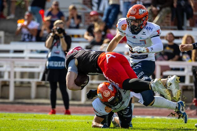 Jonah Choate (ifm Razorbacks Ravensburg, 14 Defensive Back) tackling Chrisman Kyei (Potsdam Royals, 02 Running Back) Potsdam Royals vs ifm Razorbacks Ravensburg, American Football, German Football League, Week 19, 2026, 12.09.2026, Potsdam Sportpark Luftschiffhafen Brandenburg Germany Copyright: xPFA SebastianxJustx