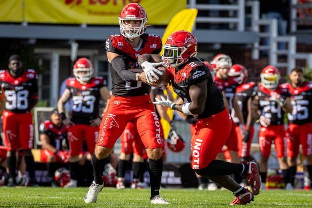 handover Hugh Harvey (Potsdam Royals, 08 Quarter Back) to Chrisman Kyei (Potsdam Royals, 02 Running Back) Potsdam Royals vs ifm Razorbacks Ravensburg, American Football, German Football League, Week 19, 2026, 12.09.2026, Potsdam Sportpark Luftschiffhafen Brandenburg Germany Copyright: xPFA SebastianxJustx