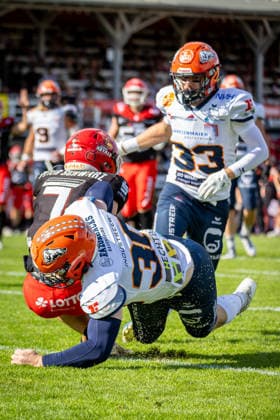 Samuel Mindham (ifm Razorbacks Ravensburg, 30 Defensive Back) tackling Milan Spiller (Potsdam Royals, 07 Wide Receiver) Potsdam Royals vs ifm Razorbacks Ravensburg, American Football, German Football League, Week 19, 2026, 12.09.2026, Potsdam Sportpark Luftschiffhafen Brandenburg Germany Copyright: xPFA SebastianxJustx