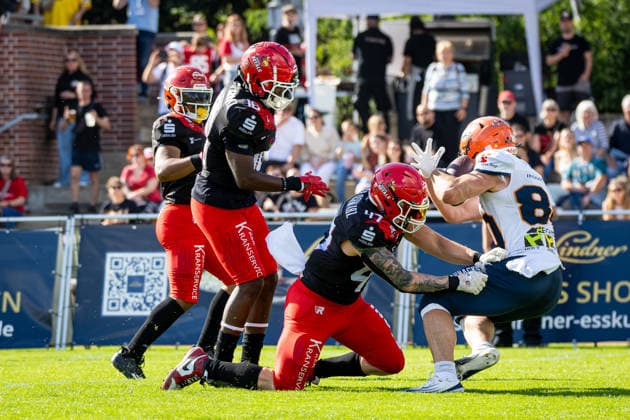 touchdown William Enneking (ifm Razorbacks Ravensburg, 80 Tight End), Atle Haaland (Potsdam Royals, 47 Linebacker) tried to stop him Potsdam Royals vs ifm Razorbacks Ravensburg, American Football, German Football League, Week 19, 2026, 12.09.2026, Potsdam Sportpark Luftschiffhafen Brandenburg Germany Copyright: xPFA SebastianxJustx