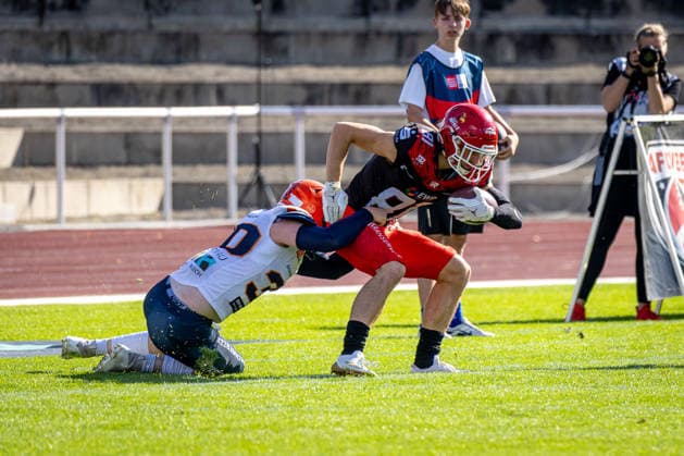 Samuel Mindham (ifm Razorbacks Ravensburg, 30 Defensive Back) tackling Peter Martin (Potsdam Royals, 81 Wide Receiver) Potsdam Royals vs ifm Razorbacks Ravensburg, American Football, German Football League, Week 19, 2026, 12.09.2026, Potsdam Sportpark Luftschiffhafen Brandenburg Germany Copyright: xPFA SebastianxJustx