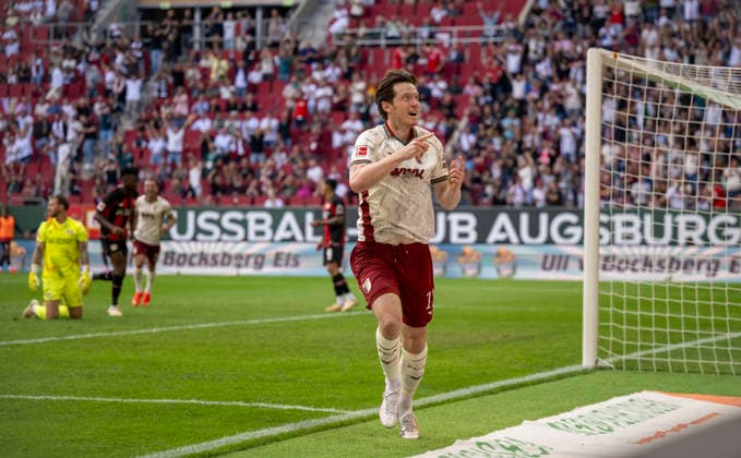 12.09.2026, Fussball Bundesliga 2026 2027, 3.Spieltag, FC Augsburg - Bayer Leverkusen, in der WWK-Arena Augsburg, Torschuss zum 1:1 von Michael Gregoritsch (FC Augsburg) gegen Torwart Mark Flekken (Leverkusen) der den Ball durchrutschen lässt. ***DFL and DFB regulations prohibit any use of photographs as image sequences and or quasi-video.*** *** September 12, 2026, 2026–2027 Bundesliga, Matchday 3, FC Augsburg vs. Bayer Leverkusen, at the WWK Arena in Augsburg, Michael Gregoritsch of FC Augsburg takes a shot that ties the game at 1–1 against Leverkusen goalkeeper Mark Flekken, who lets the ball slip through his hands ***DFL and DFB regulations prohibit any use of photographs as image sequences and or quasi-video***