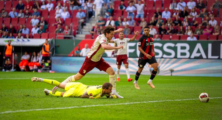 12.09.2026, Fussball Bundesliga 2026 2027, 3.Spieltag, FC Augsburg - Bayer Leverkusen, in der WWK-Arena Augsburg, Torschuss zum 1:1 von Michael Gregoritsch (FC Augsburg) gegen Torwart Mark Flekken (Leverkusen) der den Ball durchrutschen lässt. ***DFL and DFB regulations prohibit any use of photographs as image sequences and or quasi-video.*** *** September 12, 2026, 2026–2027 Bundesliga, Matchday 3, FC Augsburg vs. Bayer Leverkusen, at the WWK Arena in Augsburg, Michael Gregoritsch of FC Augsburg takes a shot that ties the game at 1–1 against Leverkusen goalkeeper Mark Flekken, who lets the ball slip through his hands ***DFL and DFB regulations prohibit any use of photographs as image sequences and or quasi-video***