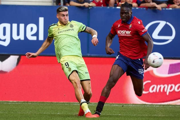 LaLiga EA Sports 2026-27 CA Osasuna vs. RCD Espanyol Roberto Fernandez 9 (ESP) L crosses the ball under pressure from Rockson Yeboah 48 (OSA) R during the LaLiga EA Sports match between CA Osasuna and RCD Espanyol played at El Sadar in Pamplona. Credit: Inigo Alzugaray, LOF Agency, Pamplona LaLiga EA Sports 2026–27 CA Osasuna vs. RCD Espanyol Copyright: xCredit:xInigoxAlzugarayx xAgencix