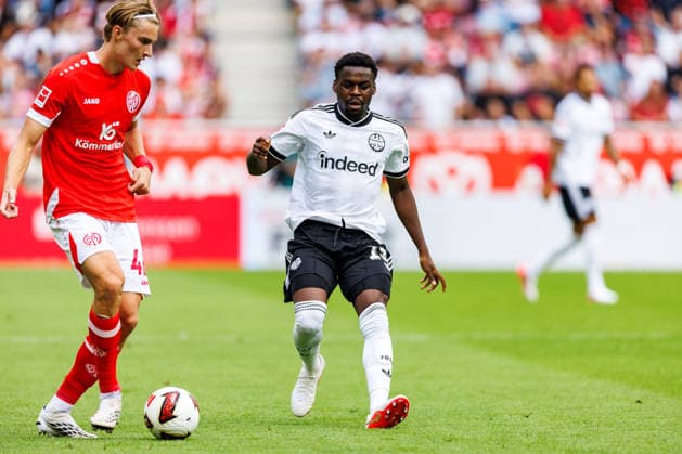 MAINZ, GERMANY - SEPTEMBER 12: Kacper Potulski (1. FSV Mainz 05, 48) is challenged by Noel Aseko (Eintracht Frankfurt, 15) during the Bundesliga match between 1. FSV Mainz 05 vs. Eintracht Frankfurt at MEWA Arena on matchday 3 of the 1. Bundesliga on September 12, 2026 in Mainz, Germany. DFL REGULATIONS PROHIBIT ANY USE OF PHOTOGRAPHS AS IMAGE SEQUENCES AND OR QUASI-VIDEO. Rhineland-Palatinate Germany Copyright: xStephanxHahnex