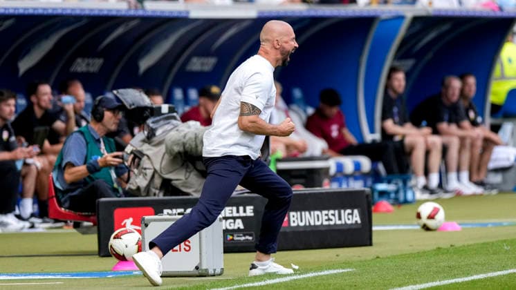 Christian Ilzer (Trainer, Cheftrainer, Hoffenheim), gibt Anweisungen, gestikuliert, mit den Armen gestikulieren, Freisteller, Ganzkörper, Einzelbild, Einzelfoto, Aktion, Action, ist wütend, ruft, schreit, schreien, schreiend, 12.09.2026, Sinsheim (Deutschland), Fussball, Bundesliga, TSG 1899 Hoffenheim - VfB Stuttgart, DFB DFL REGULATIONS PROHIBIT ANY USE OF PHOTOGRAPHS AS IMAGE SEQUENCES AND OR QUASI-VIDEO. *** Christian Ilzer, Coach, Head Coach, Hoffenheim, giving instructions, gesturing, gesturing with his arms, cutout, full body, single frame, single photo, action, is angry, calling out, shouting, screaming, screaming, September 12, 2026, Sinsheim, Germany, soccer, Bundesliga, TSG 1899 Hoffenheim vs. VfB Stuttgart, DFB and DFL regulations prohibit any use of photographs as image sequences and or quasi-video xozx