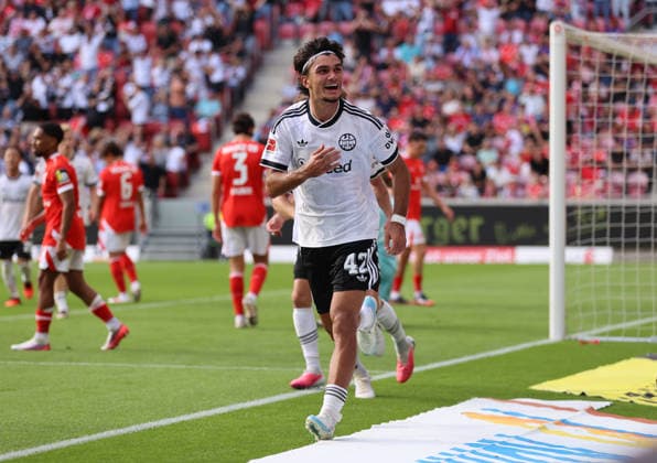 12.09.2026, Fussball Bundesliga, 1. FSV Mainz 05 - Eintracht Frankfurt, v.l., Torjubel zum 0:3 durch Can Uzun (Eintracht Frankfurt), Goal celebration, celebrate the goal DFL DFB REGULATIONS PROHIBIT ANY USE OF PHOTOGRAPHS AS IMAGE SEQUENCES AND OR QUASI-VIDEO. xdcx *** September 12, 2026, Bundesliga, 1 FSV Mainz 05 vs. Eintracht Frankfurt, from left, goal celebration for the 0–3 goal by Can Uzun of Eintracht Frankfurt, goal celebration, celebrating the goal. DFL and DFB regulations prohibit any use of photographs as image sequences and or quasi-video. xdcx Copyright: HMBxMedia Claus