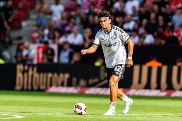 MAINZ, GERMANY - SEPTEMBER 12: Can Uzun (Eintracht Frankfurt, 42) controls the ball during the Bundesliga match between 1. FSV Mainz 05 vs. Eintracht Frankfurt at MEWA Arena on matchday 3 of the 1. Bundesliga on September 12, 2026 in Mainz, Germany. DFL REGULATIONS PROHIBIT ANY USE OF PHOTOGRAPHS AS IMAGE SEQUENCES AND OR QUASI-VIDEO. Rhineland-Palatinate Germany Copyright: xStephanxHahnex