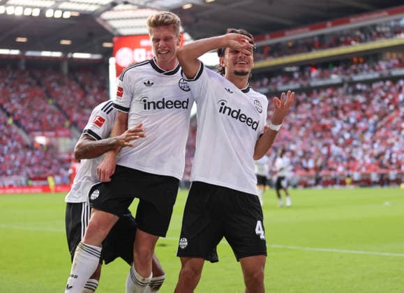 12.09.2026, Fussball Bundesliga, 1. FSV Mainz 05 - Eintracht Frankfurt, v.l., Torjubel zum 0:3 durch Can Uzun (Eintracht Frankfurt), Goal celebration, celebrate the goal, Elias Baum (Eintracht Frankfurt) DFL DFB REGULATIONS PROHIBIT ANY USE OF PHOTOGRAPHS AS IMAGE SEQUENCES AND OR QUASI-VIDEO. xdcx *** September 12, 2026, Bundesliga Soccer, 1. FSV Mainz 05 vs. Eintracht Frankfurt, from left, goal celebration after Can Uzun s goal to make it 0–3 for Eintracht Frankfurt, goal celebration, celebrating the goal, Elias Baum, Eintracht Frankfurt. DFL and DFB regulations prohibit any use of photographs as image sequences and or quasi-video. xdcx Copyright: HMBxMedia Claus