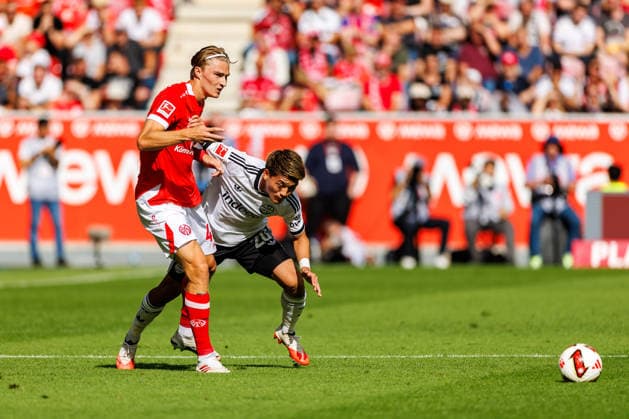 MAINZ, GERMANY - SEPTEMBER 12: Kacper Potulski (1. FSV Mainz 05, 48) is challenged by Ritsu Doan (Eintracht Frankfurt, 20) during the Bundesliga match between 1. FSV Mainz 05 vs. Eintracht Frankfurt at MEWA Arena on matchday 3 of the 1. Bundesliga on September 12, 2026 in Mainz, Germany. DFL REGULATIONS PROHIBIT ANY USE OF PHOTOGRAPHS AS IMAGE SEQUENCES AND OR QUASI-VIDEO. Rhineland-Palatinate Germany Copyright: xStephanxHahnex