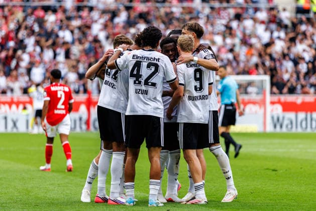 MAINZ, GERMANY - SEPTEMBER 12: Jonathan Burkardt (Eintracht Frankfurt, 9) celebrates scoring his team s second goal with teammates during the Bundesliga match between 1. FSV Mainz 05 vs. Eintracht Frankfurt at MEWA Arena on matchday 3 of the 1. Bundesliga on September 12, 2026 in Mainz, Germany. DFL REGULATIONS PROHIBIT ANY USE OF PHOTOGRAPHS AS IMAGE SEQUENCES AND OR QUASI-VIDEO. Rhineland-Palatinate Germany Copyright: xStephanxHahnex