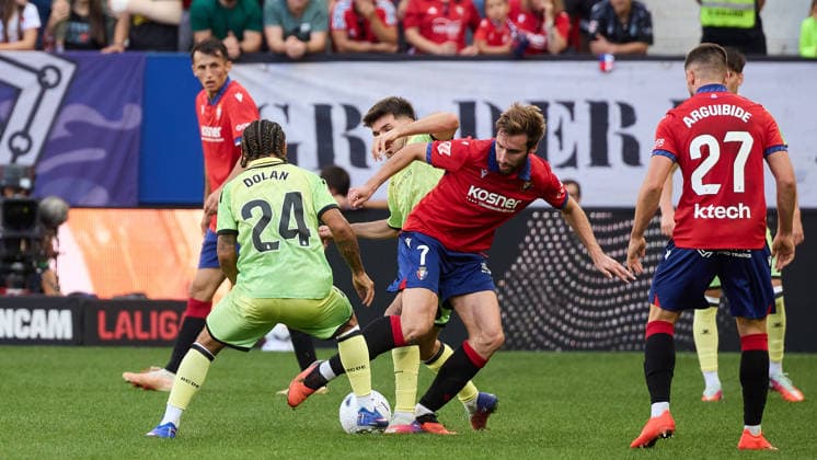 LaLiga EA Sports 2026–27 CA Osasuna vs. RCD Espanyol: Jon Moncayola (7, OSA) dribbles past Tyrhys Dolan (24, ESP, left) and Roger Hinojo (21, ESP, right) during the LaLiga EA Sports match between CA Osasuna and RCD Espanyol played at El Sadar in Pamplona. Inigo Arguibide (27, OSA) is also visible in the image. Credit: Inigo Alzugaray, Agencia LOF, Pamplona. LaLiga EA Sports 2026–27: CA Osasuna vs. RCD Espanyol Copyright: xCredit:xInigoxAlzugarayx xAgencix