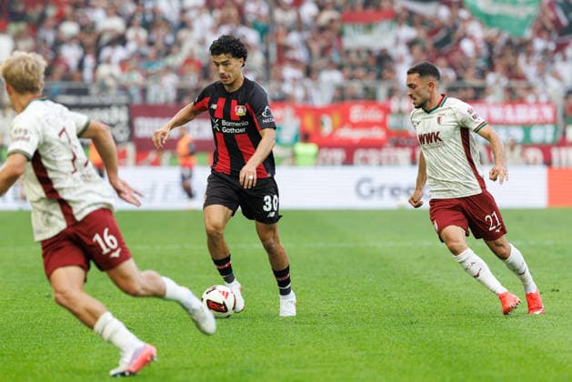 Ibrahim Maza (30, Bayer 04 Leverkusen) und Arijon Ibrahimovic (21, FC Augsburg) beim Spiel zwischen FC Augsburg v Bayer 04 Leverkusen, Fussball, Herren, Bundesliga, 2026 2027, 3.Spieltag am 12.09.2026 in Augsburg, WWK ARENA. DFL and DFB regulations prohibit any use of photographs as image sequences and or quasi-video. Bayern Deutschland *** Ibrahim Maza, 30, Bayer 04 Leverkusen, and Arijon Ibrahimovic, 21, FC Augsburg, during the match between FC Augsburg and Bayer 04 Leverkusen, soccer, men’s, Bundesliga, 2026–2027, Matchday 3 on September 12, 2026, in Augsburg, WWK ARENA. DFL and DFB regulations prohibit any use of photographs as image sequences and or quasi-video. Bavaria, Germany