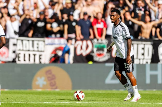 MAINZ, GERMANY - SEPTEMBER 12: Raphael Onyedika (Eintracht Frankfurt, 25) controls the ball during the Bundesliga match between 1. FSV Mainz 05 vs. Eintracht Frankfurt at MEWA Arena on matchday 3 of the 1. Bundesliga on September 12, 2026 in Mainz, Germany. DFL REGULATIONS PROHIBIT ANY USE OF PHOTOGRAPHS AS IMAGE SEQUENCES AND OR QUASI-VIDEO. Rhineland-Palatinate Germany Copyright: xStephanxHahnex