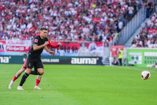 1. Bundesliga: SC Freiburg vs Borussia Mönchengladbach, 12.09.2026 Zweikampf zwischen Jan-Niklas Beste (SC Freiburg, 19) und Kevin Stöger (Borussia Mönchengladbach, 7) 1. Bundesliga: SC Freiburg vs Borussia Mönchengladbach, Europa-Park-Stadion, 12.09.2026 DFB DFL REGULATIONS PROHIBIT ANY USE OF PHOTOGRAPHS AS IMAGE SEQUENCES AND OR QUASI-VIDEO. *** 1 Bundesliga: SC Freiburg vs. Borussia Mönchengladbach, September 12, 2026; Tackle between Jan Niklas Beste (SC Freiburg, 19) and Kevin Stöger (Borussia Mönchengladbach, 7); 1 Bundesliga: SC Freiburg vs. Borussia Mönchengladbach, Europa-Park Stadium, September 12, 2026 DFB and DFL regulations prohibit any use of photographs as image sequences and or quasi-video. Copyright: xBEAUTIFULxSPORTS Boscox