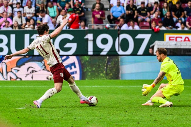 12.09.2026, GER, Fußball, Herren, 1. Bundesliga, FC Augsburg vs Bayer 04 Leverkusen Michael Gregoritsch (FC Augsburg, 11) umkurvt Mark Flekken (Leverkusen, 1) und trifft zum 1:1 Augsburg WWK-Arena Bayern Deutschland *** September 12, 2026, Germany, Soccer, Men s, 1. Bundesliga, FC Augsburg vs. Bayer 04 Leverkusen: Michael Gregoritsch (FC Augsburg, No. 11) dribbles past Mark Flekken (Leverkusen, No. 1) and scores to tie the game at 1-1 at the WWK Arena in Augsburg, Bavaria, Germany Copyright: xNordphotox xHafnerx