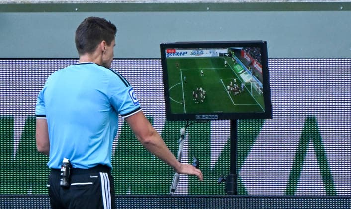 12.09.2026, xemx, Fussball 1.Bundesliga, FC Augsburg - Bayer 04 Leverkusen v.l. Schiedsrichter Daniel Siebert schaut sich die Situation an, Faul im Vorfeld kein Tor fuer Leverkusen (DFL DFB REGULATIONS PROHIBIT ANY USE OF PHOTOGRAPHS as IMAGE SEQUENCES and or QUASI-VIDEO) Augsburg *** September 12, 2026, xemx, Soccer, Bundesliga 1, FC Augsburg vs. Bayer 04 Leverkusen: Referee Daniel Siebert reviews the play; foul in the build-up—no goal for Leverkusen. DFL and DFB regulations prohibit any use of photographs as image sequences and or quasi-video. Augsburg