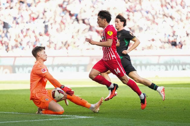 1. Bundesliga: SC Freiburg vs Borussia Mönchengladbach, 12.09.2026 Moritz Nicolas (Borussia Mönchengladbach, 1) der den Ball vor Yuito Suzuki (SC Freiburg, 14) bekommt 1. Bundesliga: SC Freiburg vs Borussia Mönchengladbach, Europa-Park-Stadion, 12.09.2026 DFB DFL REGULATIONS PROHIBIT ANY USE OF PHOTOGRAPHS AS IMAGE SEQUENCES AND OR QUASI-VIDEO. *** 1 Bundesliga SC Freiburg vs. Borussia Mönchengladbach, September 12, 2026 Moritz Nicolas of Borussia Mönchengladbach, No. 1, receives the ball in front of Yuito Suzuki of SC Freiburg, No. 14 1 Bundesliga SC Freiburg vs. Borussia Mönchengladbach, Europa-Park Stadium, September 12, 2026 DFB and DFL regulations prohibit any use of photographs as image sequences and or quasi-video. Copyright: xBEAUTIFULxSPORTS Boscox