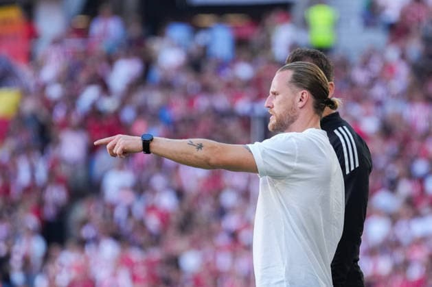 1. Bundesliga: SC Freiburg vs Borussia Mönchengladbach, 12.09.2026 Eugen PolaÅ ski (Borussia Mönchengladbach, Trainer) am diskutieren mit Wolfgang Haslberger (Vierter Offizieller) 1. Bundesliga: SC Freiburg vs Borussia Mönchengladbach, Europa-Park-Stadion, 12.09.2026 DFB DFL REGULATIONS PROHIBIT ANY USE OF PHOTOGRAPHS AS IMAGE SEQUENCES AND OR QUASI-VIDEO. *** 1 Bundesliga: SC Freiburg vs. Borussia Mönchengladbach, September 12, 2026. Eugen Polanski of Borussia Mönchengladbach, the coach, is discussing with Wolfgang Haslberger, the fourth official. 1 Bundesliga: SC Freiburg vs. Borussia Mönchengladbach, Europa-Park Stadium, September 12, 2026 DFB and DFL regulations prohibit any use of photographs as image sequences and or quasi-video. Copyright: xBEAUTIFULxSPORTS Boscox