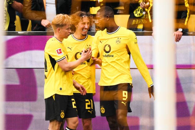 Dortmund, Deutschland: 12.09.2026 - 1. Bundesliga 2026 27 - 3. Spieltag - Borussia Dortmund vs. SC Paderborn Im Bild: v.li. der Dritte Torschütze Serhou Guirassy (BVB) macht das Tor zum 2:0 für Dortmund, jubelt mit Daniel Svensson (BVB) und Fabio Silva (BVB), was später als Abseitstor aberkannt wurde (DFL DFB REGULATIONS PROHIBIT ANY USE OF PHOTOGRAPHS as IMAGE SEQUENCES and or QUASI-VIDEO) *** *** Dortmund, Germany, September 12, 2026, Bundesliga 2026-27, Matchday 3: Borussia Dortmund vs. SC Paderborn. Pictured from left: Serhou Guirassy (BVB), the third goal scorer, scores the goal to make it 2-0 for Dortmund, celebrating with Daniel Svensson (BVB) and Fabio Silva (BVB)—a goal that was later disallowed for offside. DFL and DFB regulations prohibit any use of photographs as image sequences and or quasi-video. *** Copyright: HMBxMedia MadeleinexFantini