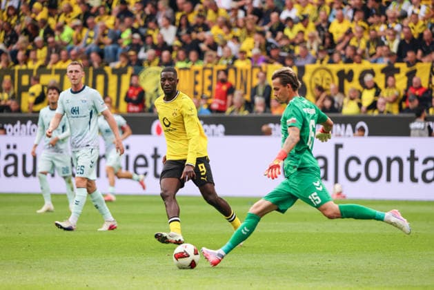 Dortmund, Deutschland: 12.09.2026 - 1. Bundesliga 2026 27 - 3. Spieltag - Borussia Dortmund vs. SC Paderborn Im Bild: v.li. Serhou Guirassy (BVB) und Torhüter Nahuel Noll (Paderborn) (DFL DFB REGULATIONS PROHIBIT ANY USE OF PHOTOGRAPHS as IMAGE SEQUENCES and or QUASI-VIDEO) *** *** Dortmund, Germany September 12, 2026 2026-27 Bundesliga Matchday 3 Borussia Dortmund vs. SC Paderborn Pictured from left: Serhou Guirassy (BVB) and goalkeeper Nahuel Noll (Paderborn) DFL DFB REGULATIONS PROHIBIT ANY USE OF PHOTOGRAPHHS as IMAGE SEQUENCES and or QUASI-VIDEO *** Copyright: HMBxMedia MadeleinexFantini
