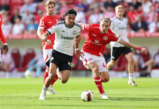 12.09.2026, Fussball Bundesliga, 1. FSV Mainz 05 - Eintracht Frankfurt, v.l., Can Uzun (Eintracht Frankfurt), Kacper Potulski (FSV Mainz 05) DFL DFB REGULATIONS PROHIBIT ANY USE OF PHOTOGRAPHS AS IMAGE SEQUENCES AND OR QUASI-VIDEO. xdcx *** September 12, 2026, Bundesliga, 1 FSV Mainz 05 vs. Eintracht Frankfurt, from left: Can Uzun (Eintracht Frankfurt), Kacper Potulski (FSV Mainz 05). DFL and DFB regulations prohibit any use of photographs as image sequences and or quasi-video. xdcx Copyright: HMBxMedia Claus