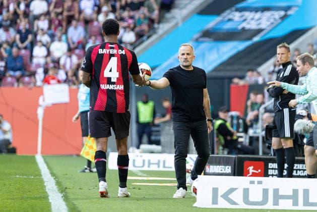 Deutschland: FC Augsburg vs Bayer 04 Leverkusen, 1. Bundesliga, Saison 2026 27, WWK Arena (Augsburg): Manuel Baum, (Trainer, FC Augsburg) gibt Jarell Quansah, (Bayer Leverkusen, 4) den Ball Augsburg WWK Arena Bayern Deutschland *** Germany: FC Augsburg vs. Bayer 04 Leverkusen, Bundesliga 1, 2026–27 season, WWK Arena, Augsburg. Manuel Baum, head coach of FC Augsburg, passes the ball to Jarell Quansah of Bayer Leverkusen (No. 4). Augsburg, WWK Arena, Bavaria, Germany Copyright: xBenedictxChristx